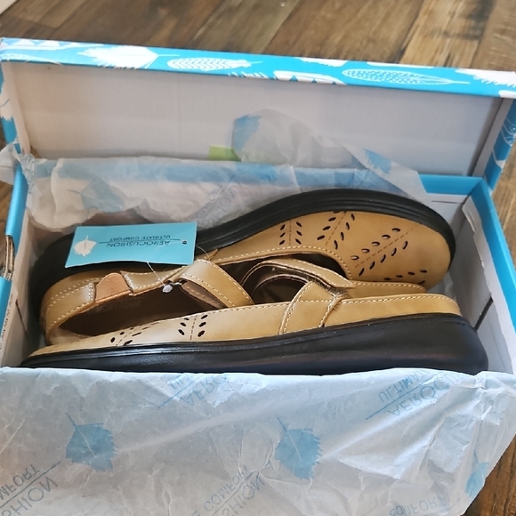 Aerocushion Womens Mary Jane Tan Lightweight Women's Flats (8.5 Wide) - Picture 11 of 12